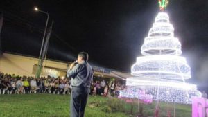 "la gran familia Alderetense reunida en torno al Árbol de Navidad"